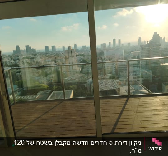 נוף עירוני מבעד לחלון זכוכית במרפסת